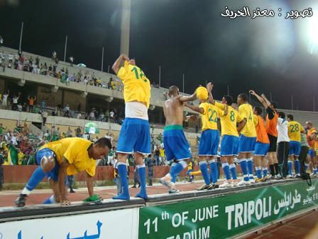 جانب من أحتفال لاعبي فريق النصر مع جماهيرها 