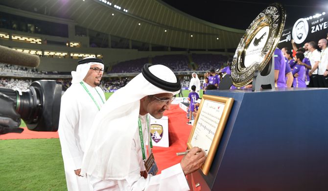 جانب من التوقيع