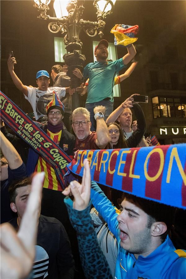جانب من احتفالات جماهير برشلونة