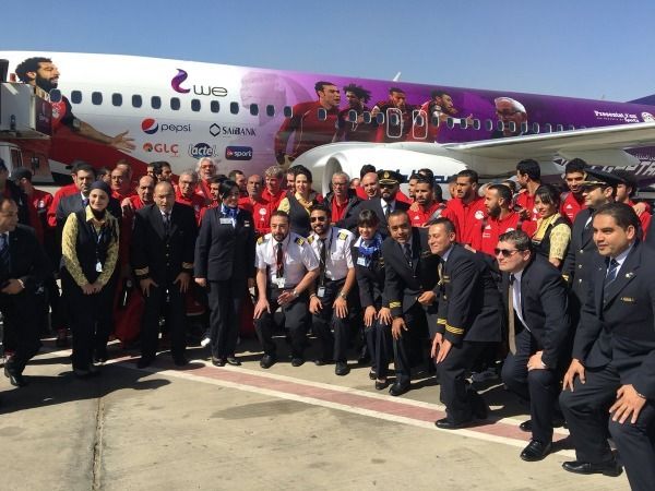 لاعبو منتخب مصر أمام الطائرة