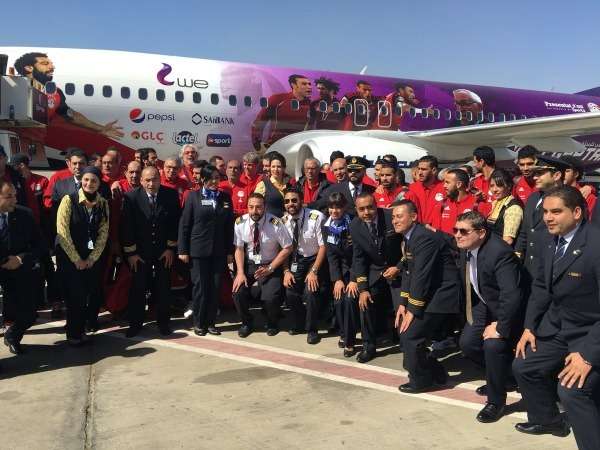 لاعبو منتخب مصر أمام الطائرة