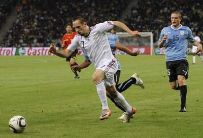 الفرنسي ريبيري في محاولة لاختراق دفاع اورغواي الصلب