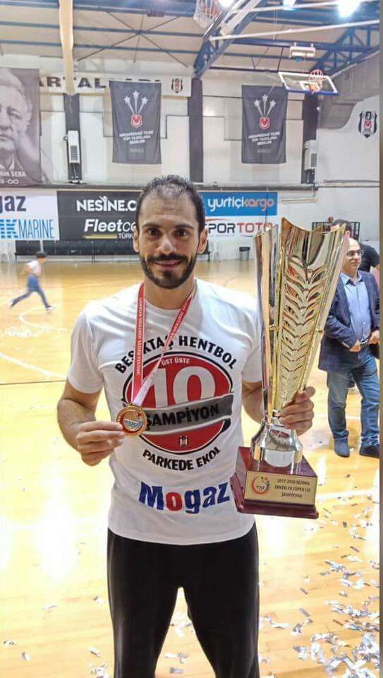 كريم هنداوي يحمل درع الدوري التركي