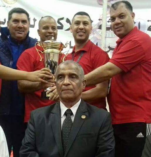 محمد عبد العزيز غنيم (جالسا)