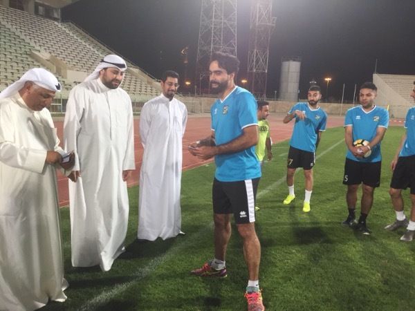 اللاعبون يتسلمون المكافآت