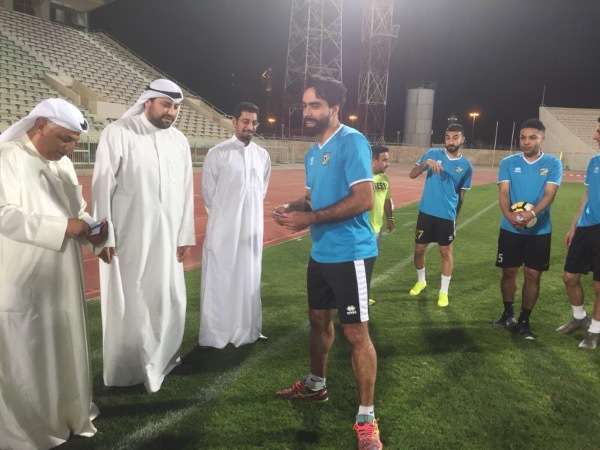 اللاعبون يتسلمون المكافآت