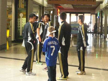 لاعبو المنتخب الياباني يتجولون في الأسواق التجارية بمدينة جورج الجنوب الأفريقية