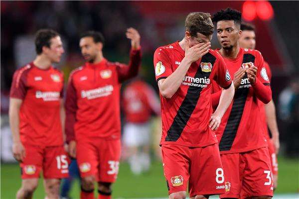 هنريكس مع لاعبي ليفركوزن