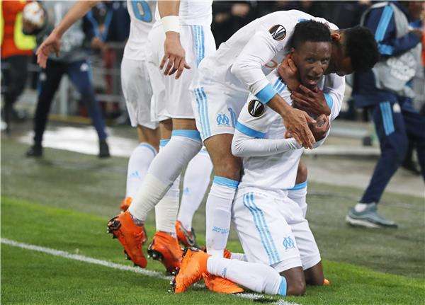 بونا سار مع لاعبي مارسيليا