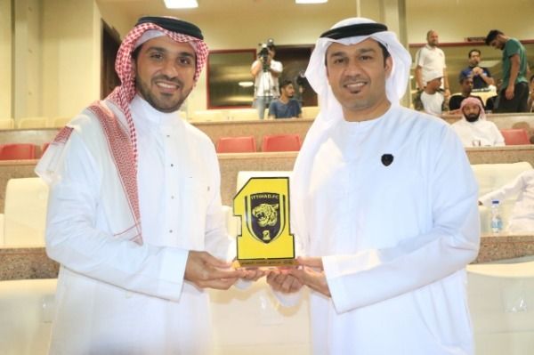 جانب من تبادل الدروع التذكارية