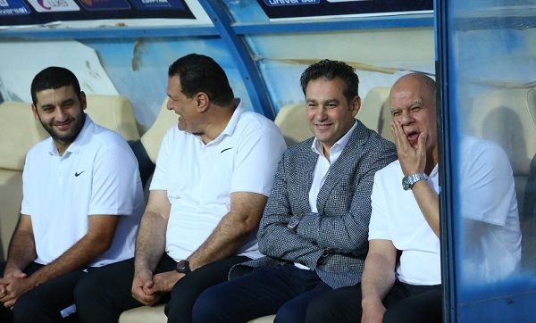 جلال بين أعضاء الجهاز الفني