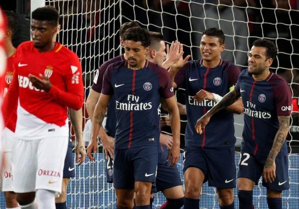 سيلفا مع لاعبي باريس