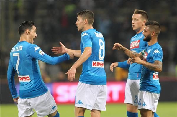 جورجينيو وسط لاعبي نابولي