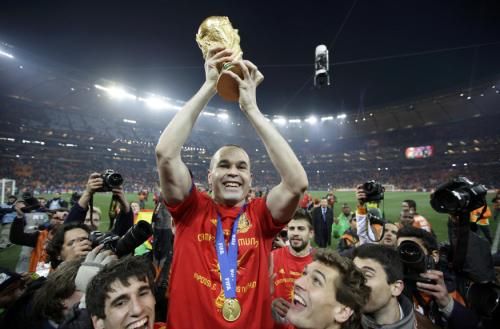 إنييستا يحمل كأس العالم