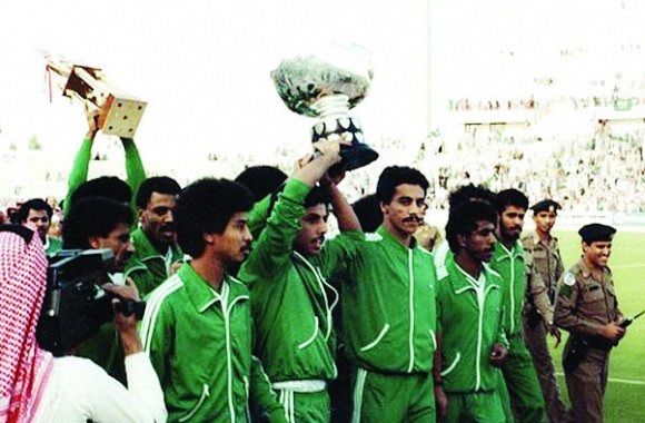 المنتخب السعودي يحمل كاس أمم آسيا عام 1984 
