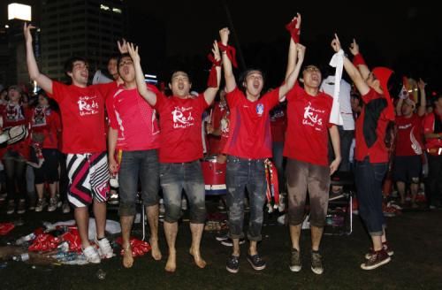 2010-06-12t152144z_01_seo110_rtridsp_3_soccer-world_reuters