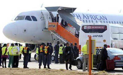 بعثه منتخب الياباني عند وصولها لمطار مدينة بلومفونتين