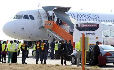 بعثه منتخب الياباني عند وصولها لمطار مدينة بلومفونتين