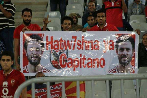 جماهير الأهلي تحمل صورة غالي 