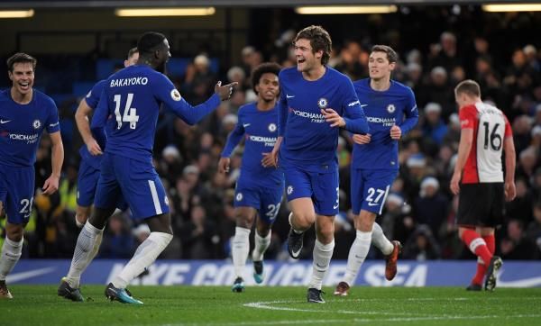 باكايوكو مع لاعبي تشيلسي