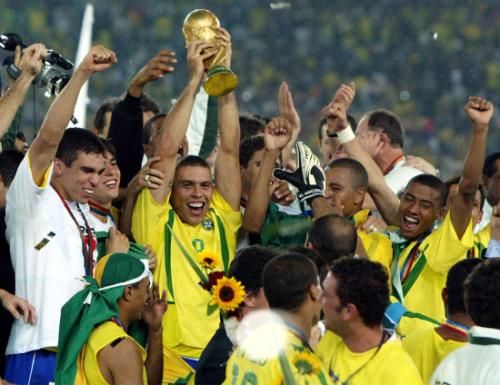 رونالدو يحمل كأس العالم