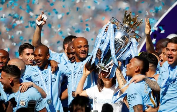 نجوم مانشستر سيتي يرفعون الكأس