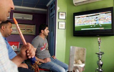 الشعب العراقي يتابع مباراة