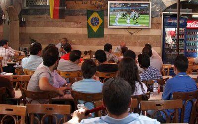 الشعب السوري يتابع مباراة