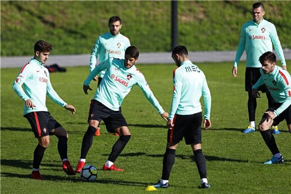 برونو نيفيز مع لاعبي  وولفرهامبتون