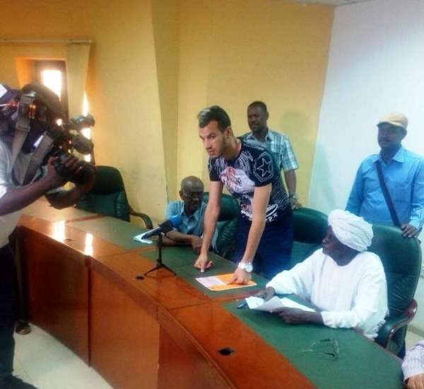 من توقيع اللاعب قشي