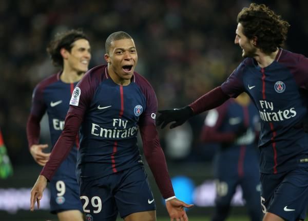 رابيو مع لاعبي سان جيرمان