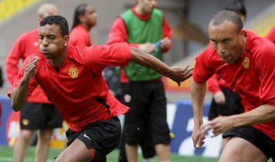 مايكل سيلفستر يمينًا