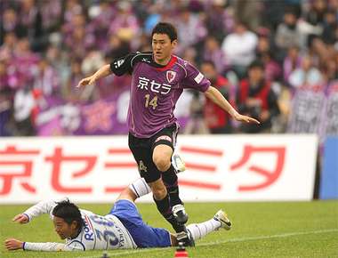 المدافع لي جونغ سو بقميص كيوتو سانغا بموسم الماضي