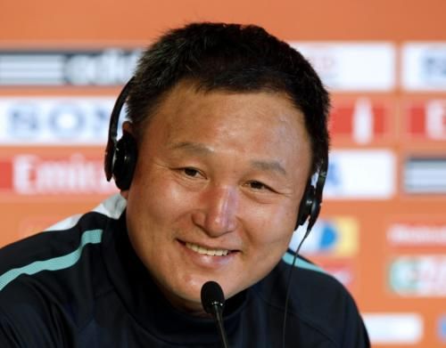 2010-06-11t131021z_01_ljw76_rtridsp_3_soccer-world_reuters