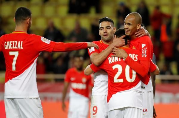 فالكاو مع فريقه