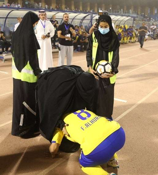 الهريفي رفقة والدته