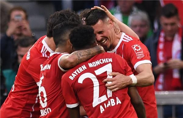 ألابا مع لاعبي البايرن