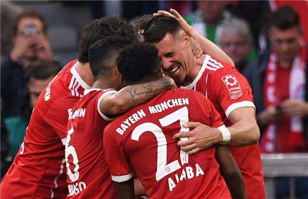 ألابا مع لاعبي البايرن