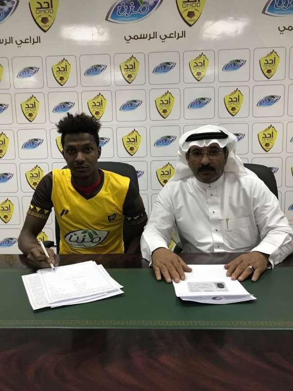 جانب من التوقيع