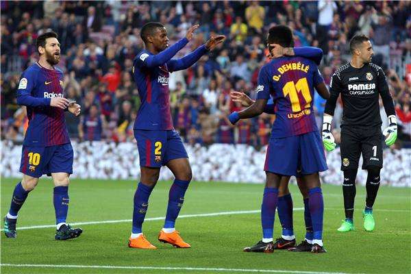 ميسي مع لاعبي برشلونة