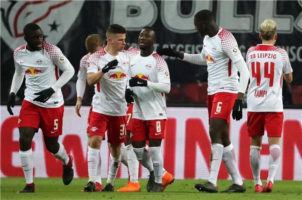 نابي كيتا مع لاعبي لايبزيج