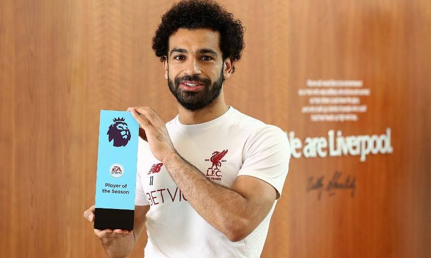 محمد صلاح مع الجائزة