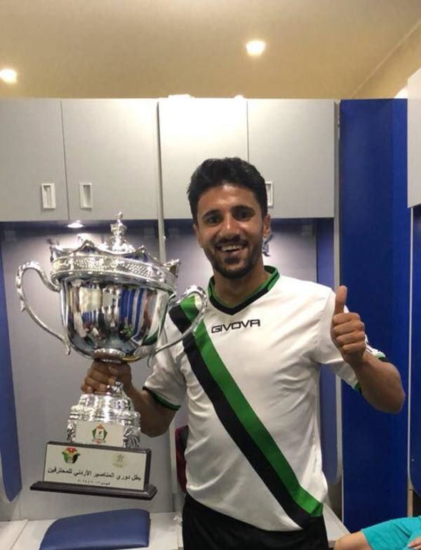 الدردور محتفياً بكأس الدوري