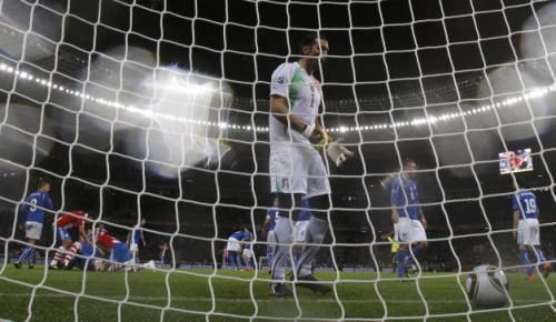 بوفون يخرج الكرة من داخل مرماه بعد تسجيل بارجواي الهدف الاول