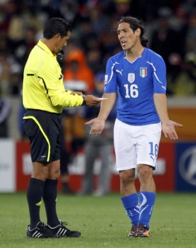 الحكم يشهر البطاقة الصفراء للايطالي كامورانيزي