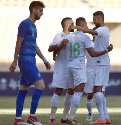 لاعبو السعودية يحتفلون مع الدوسري بالهدف