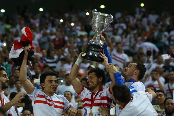 لاعبو الزمالك يرفعون الكأس