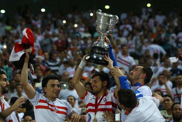 لاعبو الزمالك يرفعون الكأس