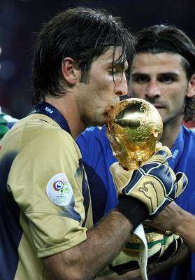 بوفون يقبّل كأس العالم