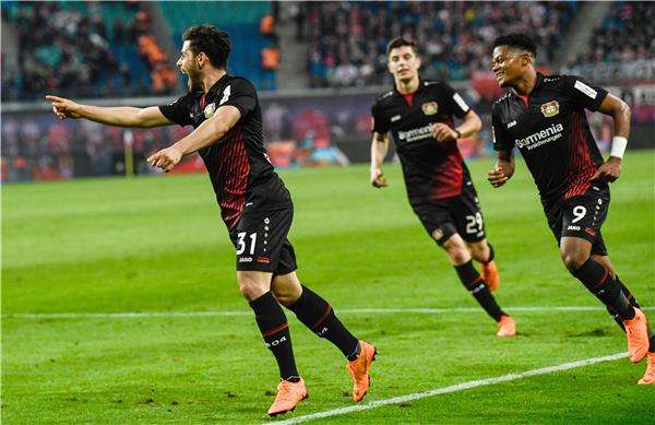 بايلي مع لاعبي ليفركوزن